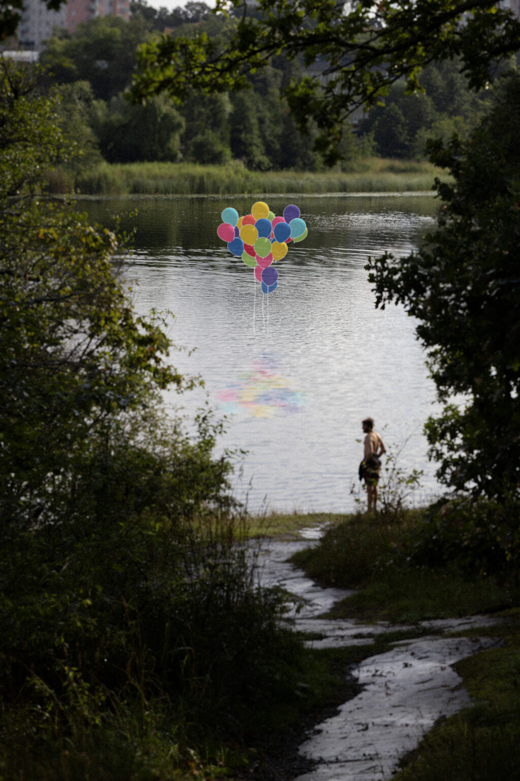 Skiss för verket To the Moon by Balloon. Färgglada ballonger stiger upp ur Sicklasjön, från strandkanten.