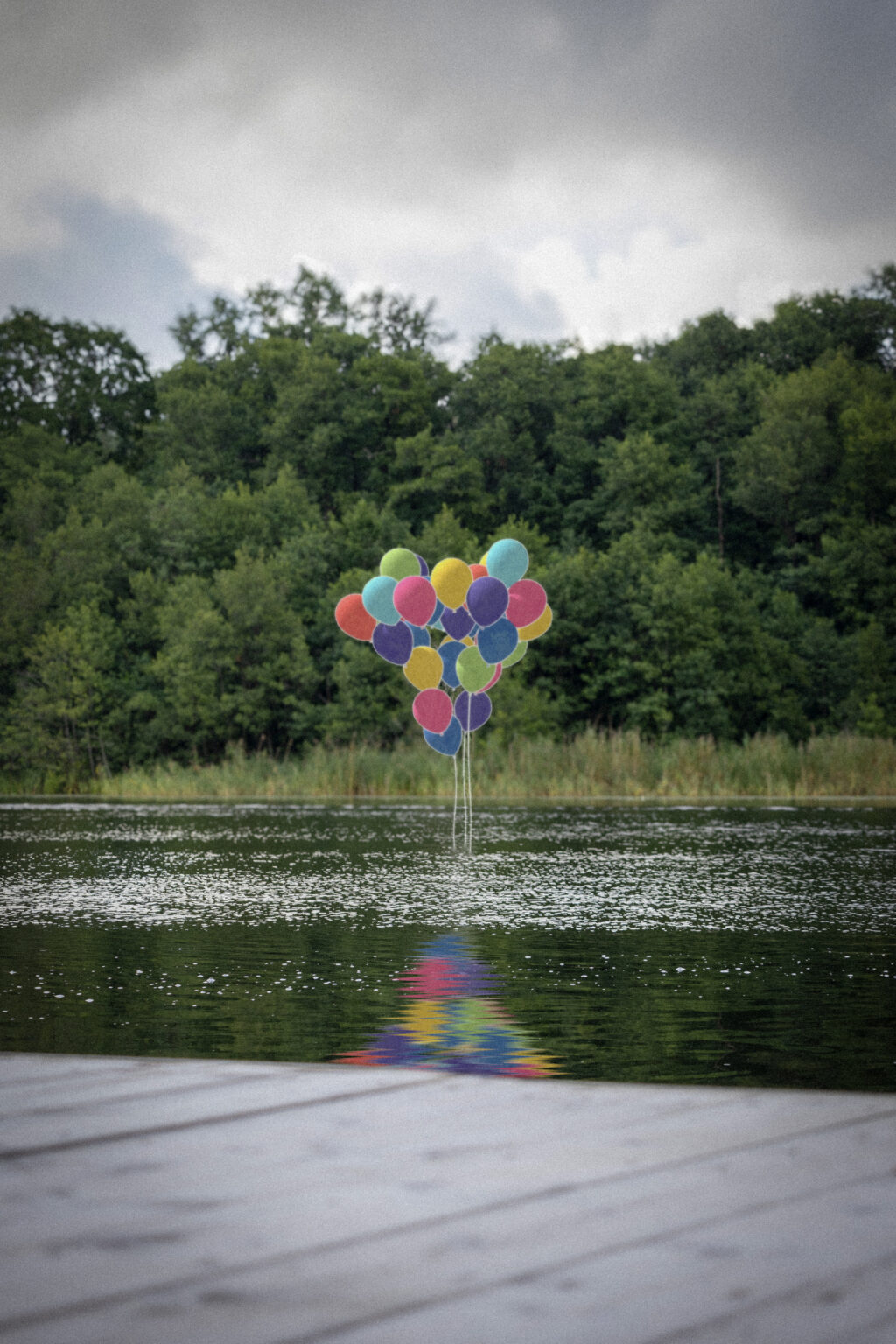 Skiss för verket To the Moon by Balloon. Färgglada ballonger stiger upp ur Sicklasjön.